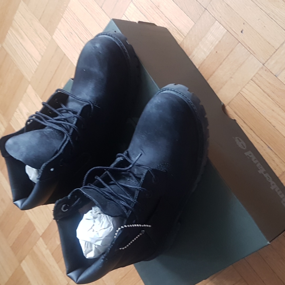 Kids gently used black timberland boot